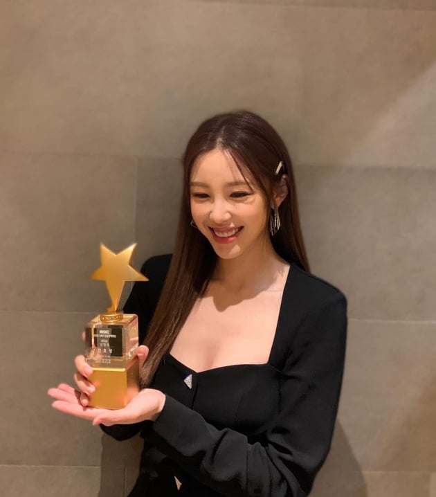 전효성 MBC 연예대상 라디오 신인상 수상./