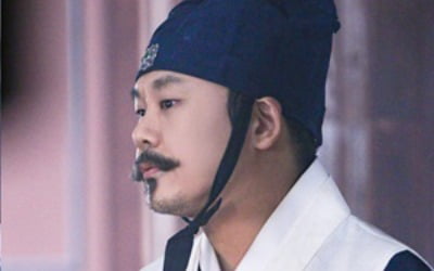 '철인왕후' 김인권, 코믹 벗고 진중한 카리스마…대본 정독하며 '집중'