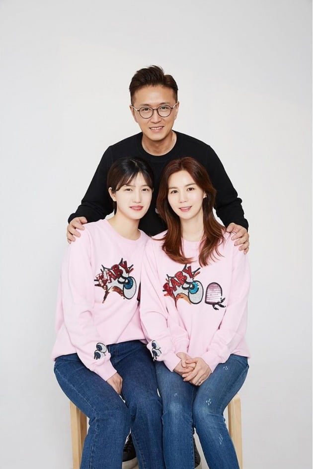 진태현, 박시은 부부와 입양한 딸의 가족사진.