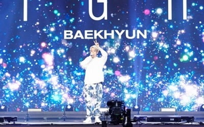 '빛'나는 백현, 첫 솔로 콘서트 120개국, 11만 팬이 봤다