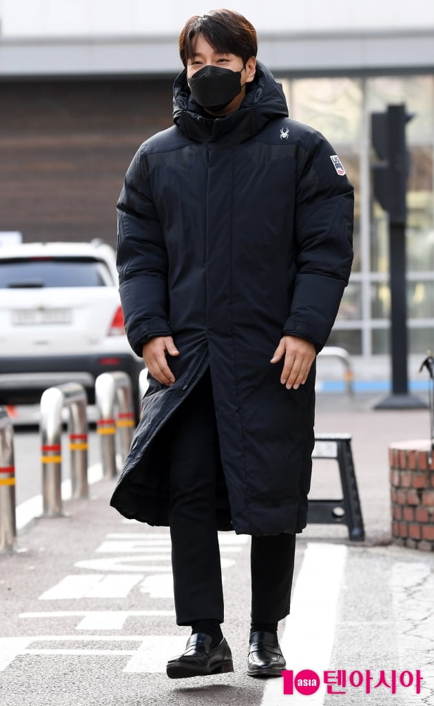 [TEN포토] 황치열 '시크한 블랙'