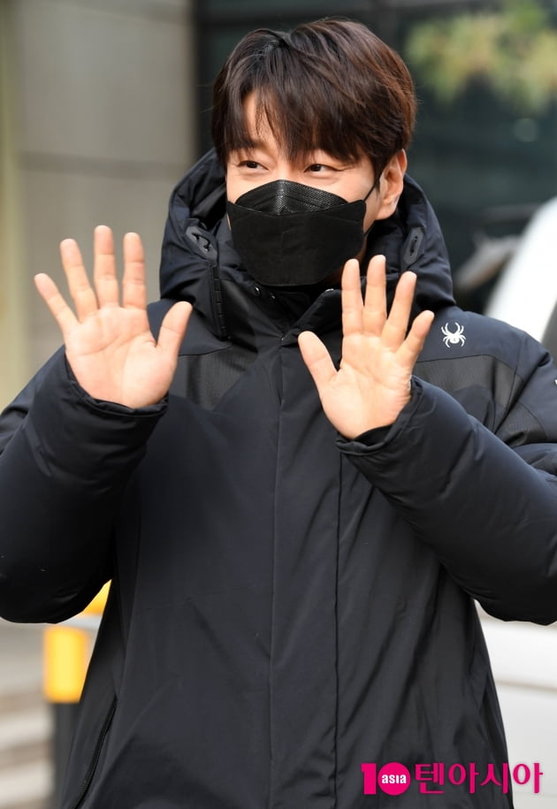 [TEN포토] 황치열 '반가운 손인사'