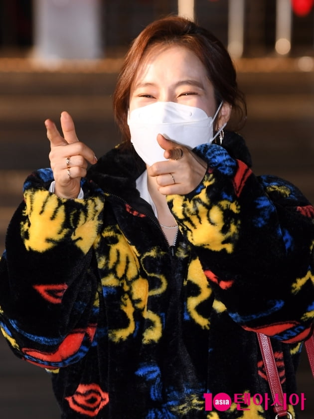 [TEN포토] 홍자 '너의 마음에 사랑의 총알 빵야~'