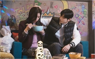'여신강림' 차은우X문가영, 심쿵 스킨십 '쓰담쓰담'
