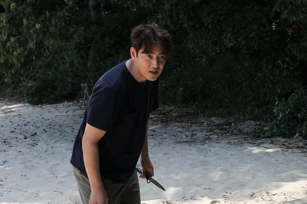 김성수, 살인마의 표적이 되다…영화 '게임의 법칙: 인간사냥'으로 컴백