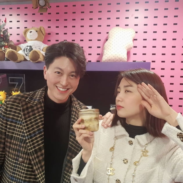 '씨네타운' 박하선♥류수영, 동반 출연 "민망"하다는 '찐 부부' 인증샷 '유쾌'