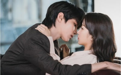 '여신강림' 문가영·황인엽, 입맞춤 1초전…차은우 어쩌나