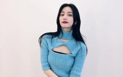 이유비, 가슴에 타투 있었네…파격 패션+레드립 '눈길'