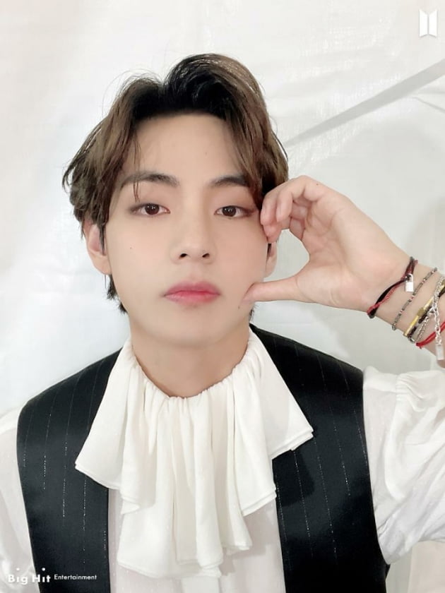 방탄소년단 뷔, 역시 사랑둥이…깨물어주고 싶은 '얼굴 하트'
