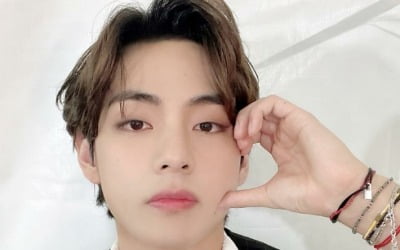 방탄소년단 뷔, 역시 사랑둥이…깨물어주고 싶은 '얼굴 하트'