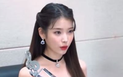 '가온차트 뮤직 어워즈' 아이유, 올해의 음원·롱런 음원 2관왕 "BTS 슈가 고마워"