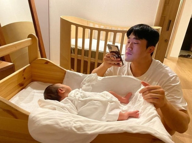 '송하율♥' 김동현 "예쁜 딸, 아빠 닮아가"…딸 사진찍기 삼매경
