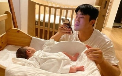 '송하율♥' 김동현 "예쁜 딸, 아빠 닮아가"…딸 사진찍기 삼매경