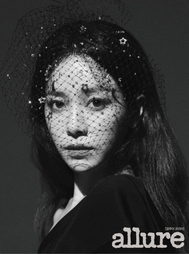 한지민, 사랑스러움 벗고 강렬 '블랙스완' 변신 [화보]