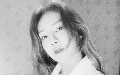 "행복하자" 효연, 가운입고 흑백 셀카