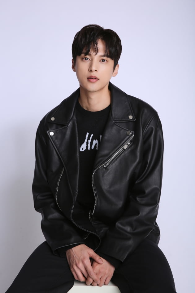 tvN 월화드라마 '낮과 밤'에서 포털사이트 'MODU'의 천재 해커이자 하얀밤 마을의 생존자 문재웅 역으로 열연한 배우 윤선우. /사진제공=935엔터테인먼트