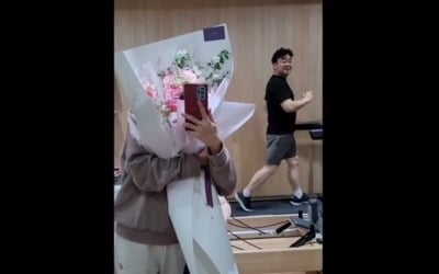 "대왕 꽃다발"…소유진, ♥백종원 결혼기념일 이벤트에 행복