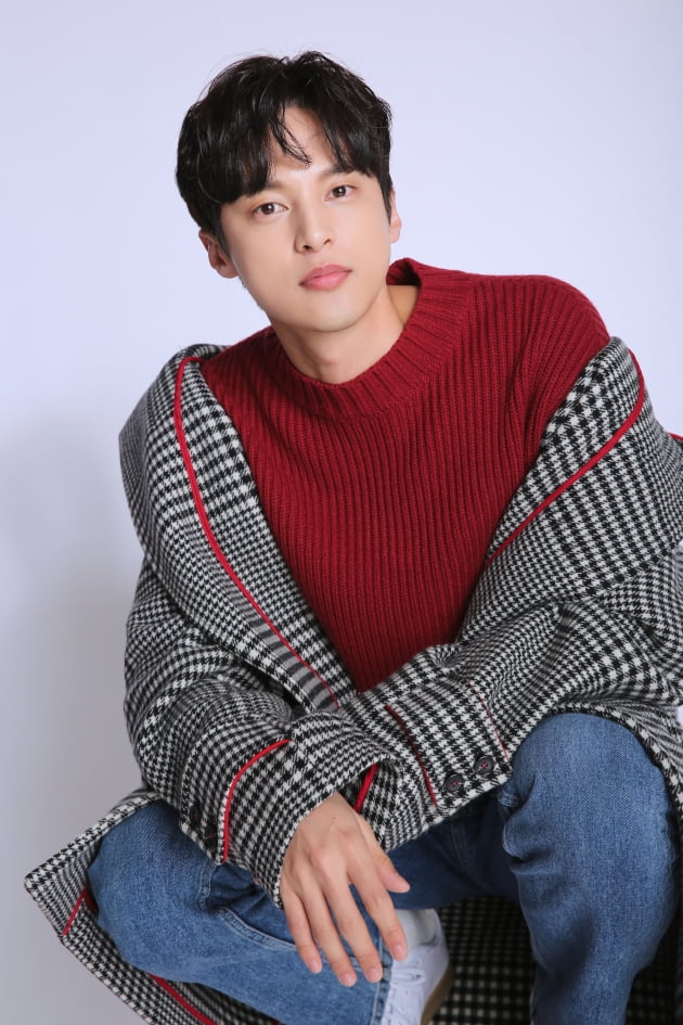 tvN 월화드라마 '낮과 밤'에서 포털사이트 'MODU'의 천재 해커이자 하얀밤 마을의 생존자 문재웅 역으로 열연한 배우 윤선우. /사진제공=935엔터테인먼트