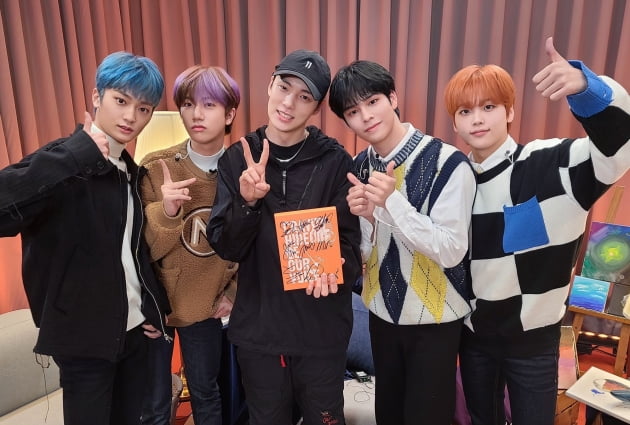 크래비티, 몬스타엑스 민혁의 '보그싶쇼' 출격…입덕 유발 귀여움