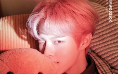 김우석, 인형이 인형을 안고 있네…'비주얼 천재'