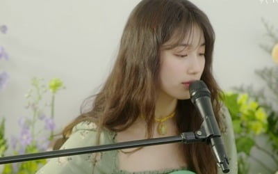 기타 잡은 수지, 봄처럼 싱그럽다…자작곡 '오, 러버' 선공개 [공식]