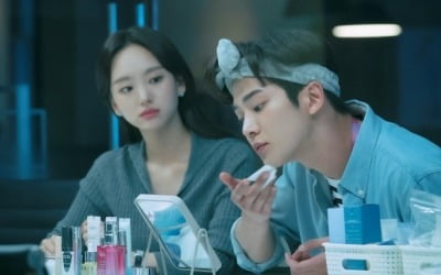 '선배 그 립스틱' 로운, 리본 헤어밴드 끼고 야근…원진아 '토끼눈'