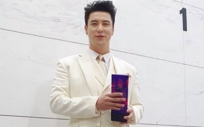 장민호, APAN 베스트 K트로트 수상 인증샷 '순백의 남신'
