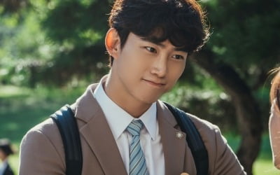 '빈센조' 옥택연, '제임스 본드' 꿈꾸는 훈남 변호사로 변신