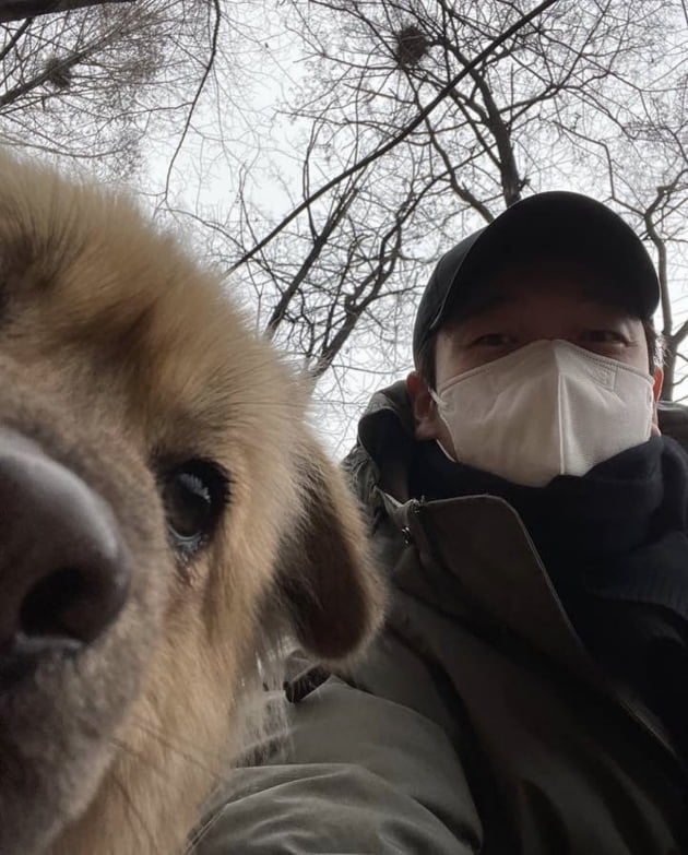 배우 조승우와 새 반려견 곰자/사진=경남 고성군 유기동물보호소 인스타그램