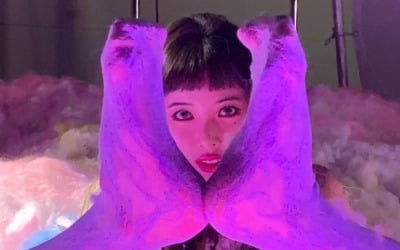현아, ♥던 향한 애정 표현? 발 하트로 '잔망美'