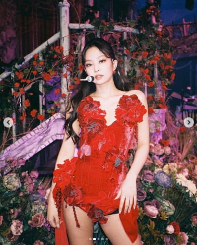 '빨간' 제니, 인간 장미가 나타났다