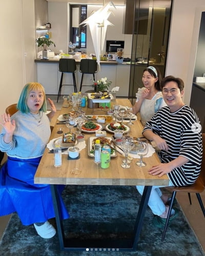 "'이시국'님들 제발"…김우리, 황홀 시티뷰 자택에 박나래 초대 인증