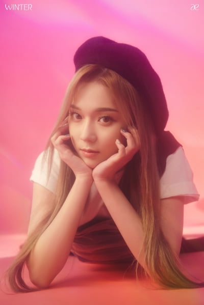 "그 시절 책받침"…에스파 지젤·윈터, 하이틴룩 입고 상큼 발랄