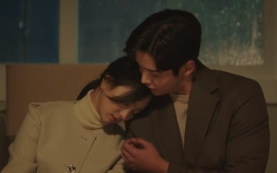'선배 그 립스틱' 로운 어깨에 기댄 원진아…'가짜 연애'가 썸으로