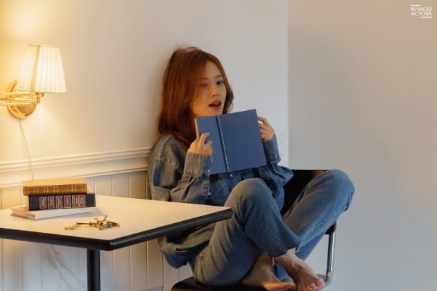 배우 문채원 화보 비하인드컷 / 사진제공=나무엑터스