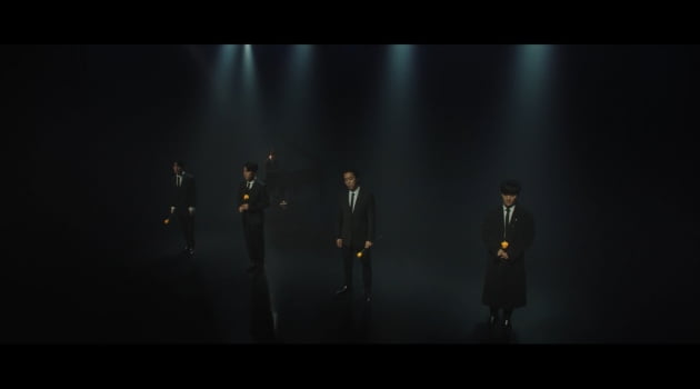 '뒤돌아보지 말아요' 뮤직비디오/ 사진=YG엔터테인먼트 제공