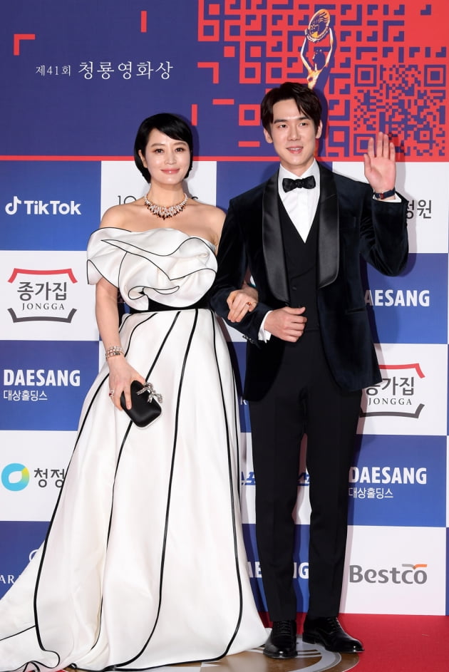 제41회 청룡영화상 레드카펫이 9일 인천 영종도 파라다이스시티에서 진행됐다. 배우 김혜수, 유연석. / 사진제공=스포츠조선