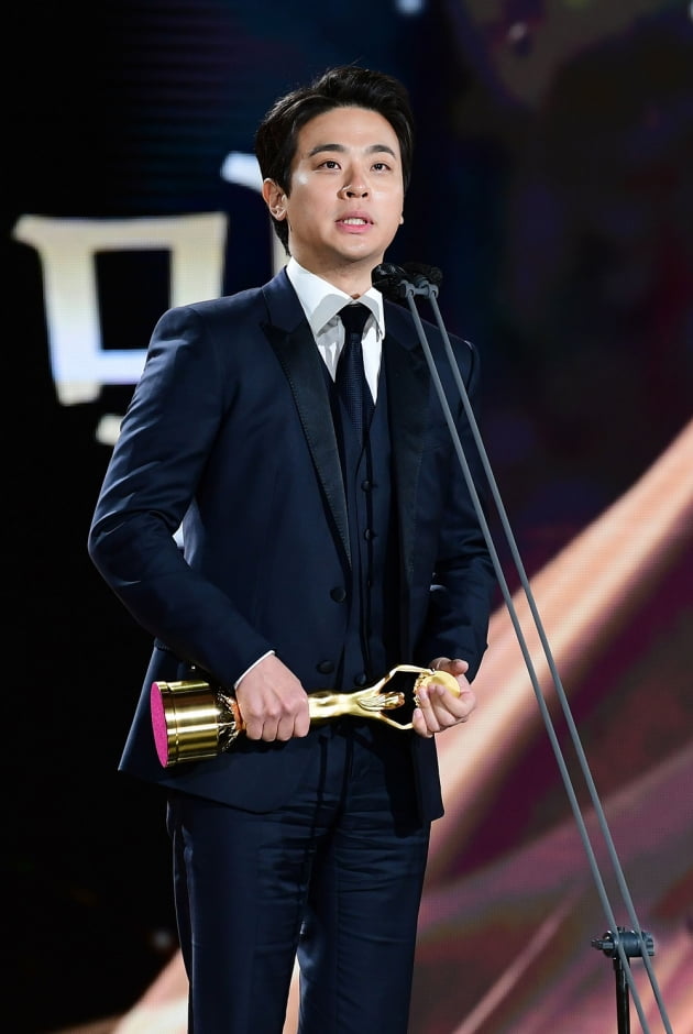 제41회 청룡영화상 시상식이 9일 오후 인천 파라다이스시티에서 열렸다. 남우조연상을 수상한 배우 박정민. / 사진제공=스포츠조선