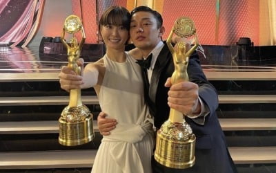 유아인, 정유미 허리 감싸고 '청룡' 수상 인증…"함께라 기쁘다"