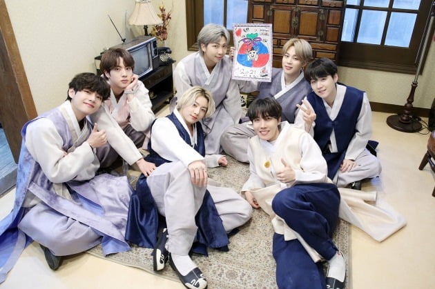그룹 방탄소년단이 설을 맞아 한복을 곱게 차려입고 설날 인사를 전했다. / 사진제공=빅히트엔터테인먼트