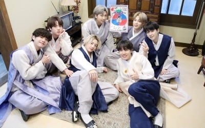 방탄소년단, 손수 만든 '릴레이 福 연하장'…한복 입고 설날 인사