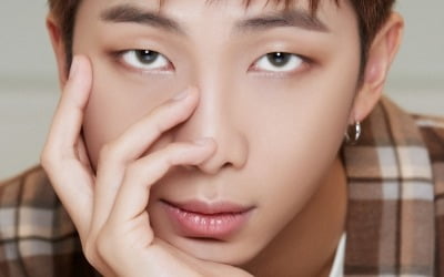 방탄소년단 RM, 아미의 방 공개…달항아리·사방탁자 '눈길'