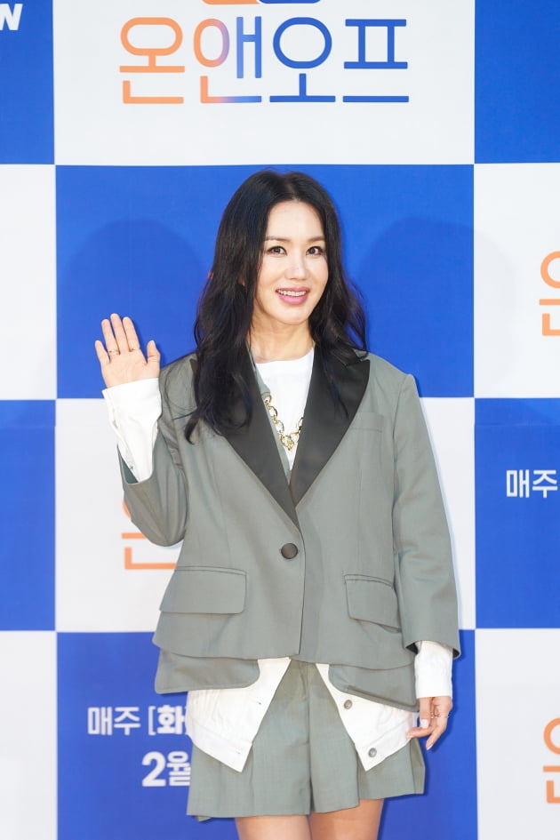 엄정화가 15일 오전 온라인 생중계된 '온앤오프' 제작발표회에 참석해 포즈를 취하고 있다. /사진제공=tvN