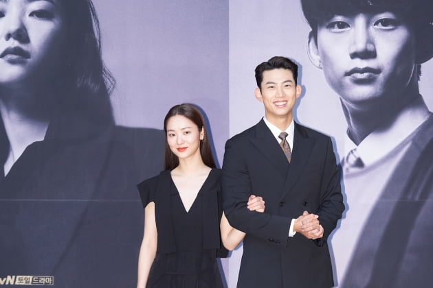 전여빈(왼쪽), 옥택연. /사진제공=tvN