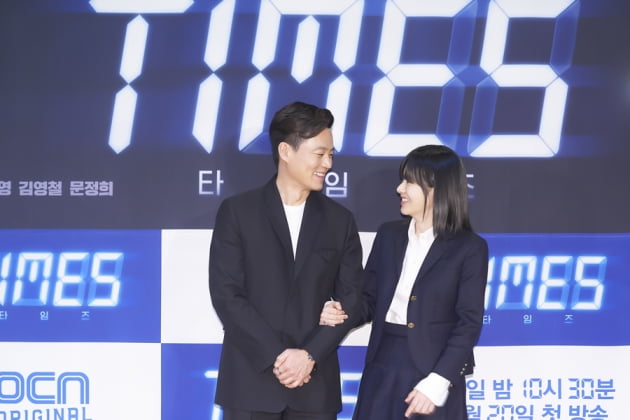 이서진(왼쪽)과 이주영. /사진제공=OCN