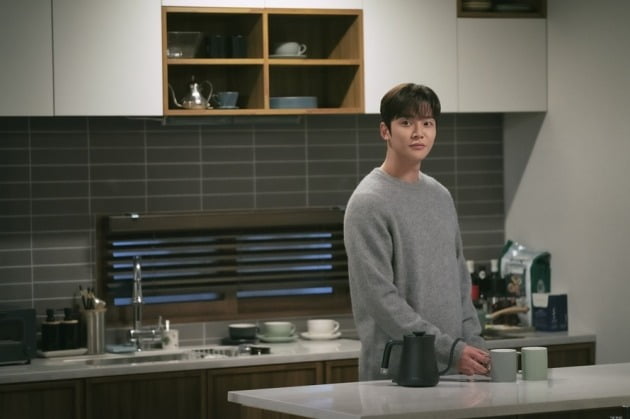 /사진=FNC엔터테인먼트, JTBC 스튜디오