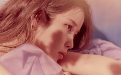 아이유, 봄날의 꽃잎처럼 아련하게…정규 5집 2차 티저 공개