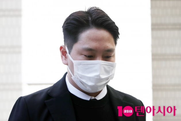 [TEN 포토] 힘찬 '강제추행 1심 선거 공판 출석'