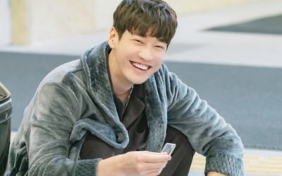 '안녕? 나야!' 김영광, 변태로 오해→철창살에 갇혔다