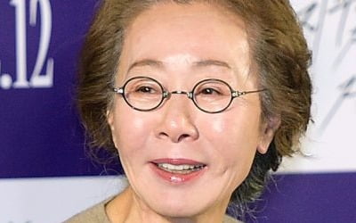 자가격리 중인 윤여정, 재치만점 오스카 후보 소감 "혼자 술 마셔야"
